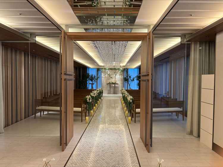 エレベーターで階をあがると目の前にチャペル