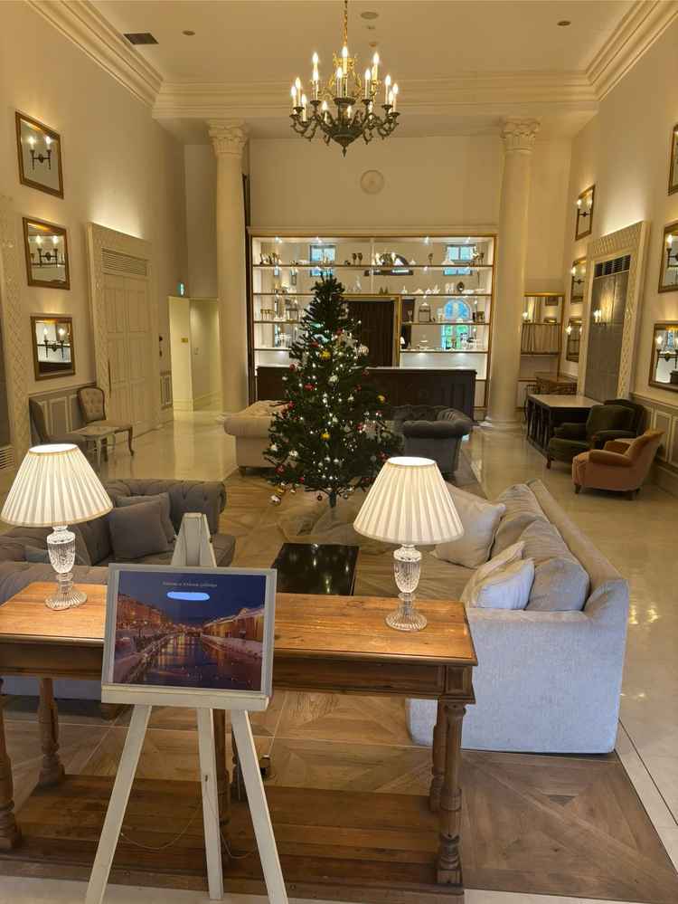 ゲストに開場まで待っていただくロビーです。親しみやすさと高級感があり、良い雰囲気でした。