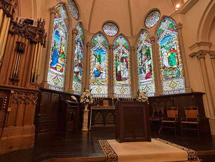 本館のチャペルの祭壇付近