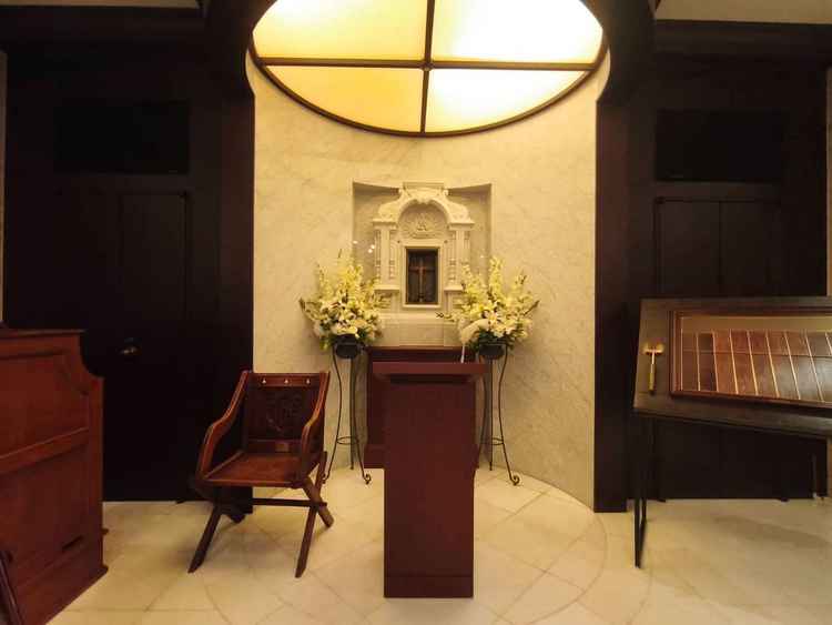 挙式会場の祭壇。クラシックな雰囲気で大人な挙式が挙げられそうでした。