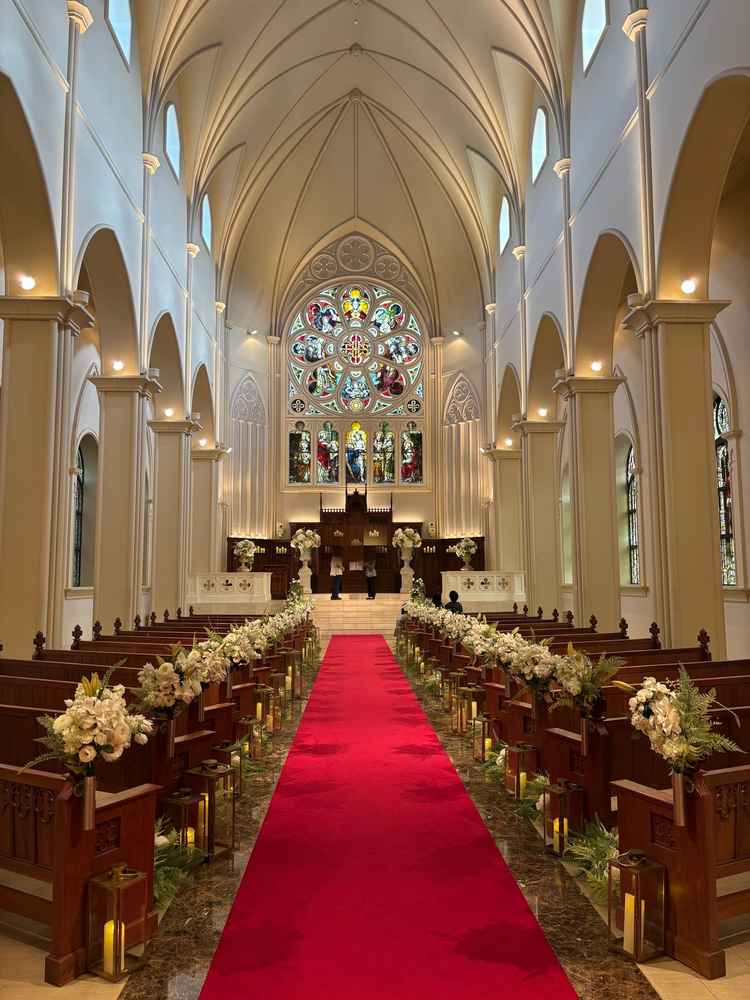 大聖堂内チャペル。赤いバージンロードがいい！