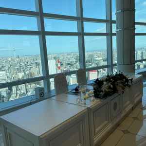 披露宴会場の新郎新婦の席