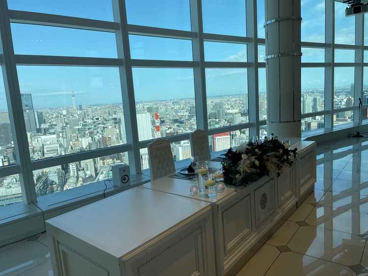 披露宴会場の新郎新婦の席