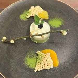 玄米を使ったクリームと抹茶ムースの二層のケーキ。周りにははっさくと玄米のパフが添えられていた。