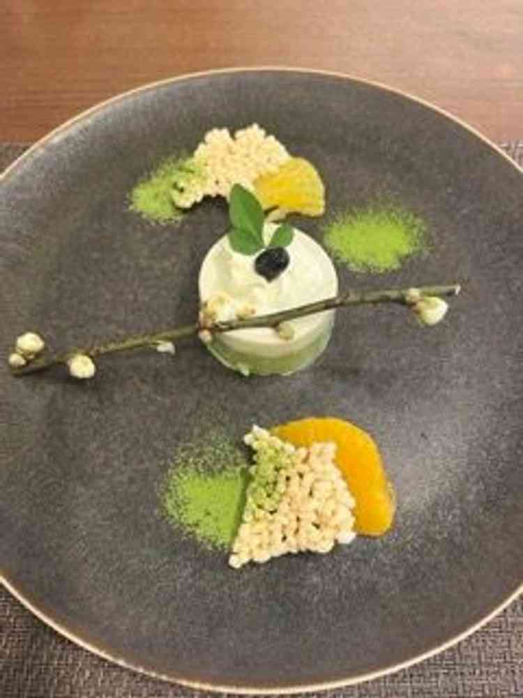 玄米を使ったクリームと抹茶ムースの二層のケーキ。周りにははっさくと玄米のパフが添えられていた。