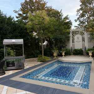 披露宴会場前のプール。ここで軽食を食べたりお酒を振る舞ったり、全身の写真撮影ができます。