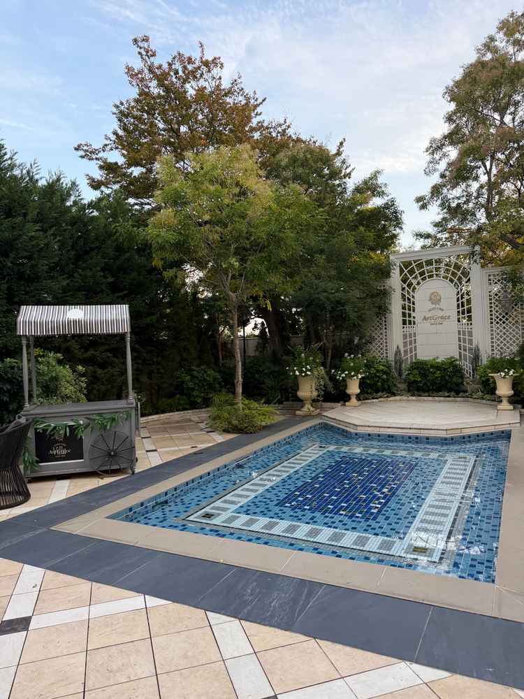 披露宴会場前のプール。ここで軽食を食べたりお酒を振る舞ったり、全身の写真撮影ができます。