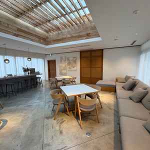 3階には宿泊や2次会で使用できるキッチンリビングの空間があり他には無い良さかなと感じました。