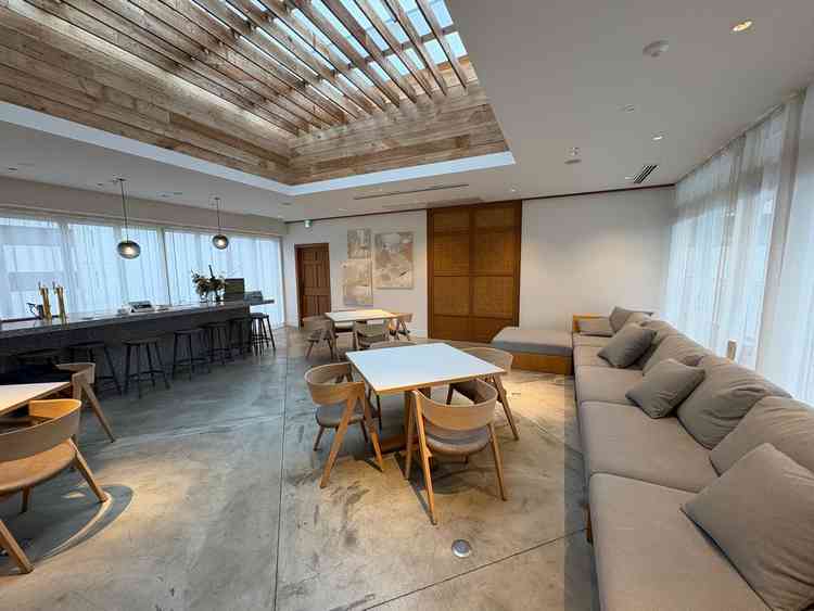 3階には宿泊や2次会で使用できるキッチンリビングの空間があり他には無い良さかなと感じました。