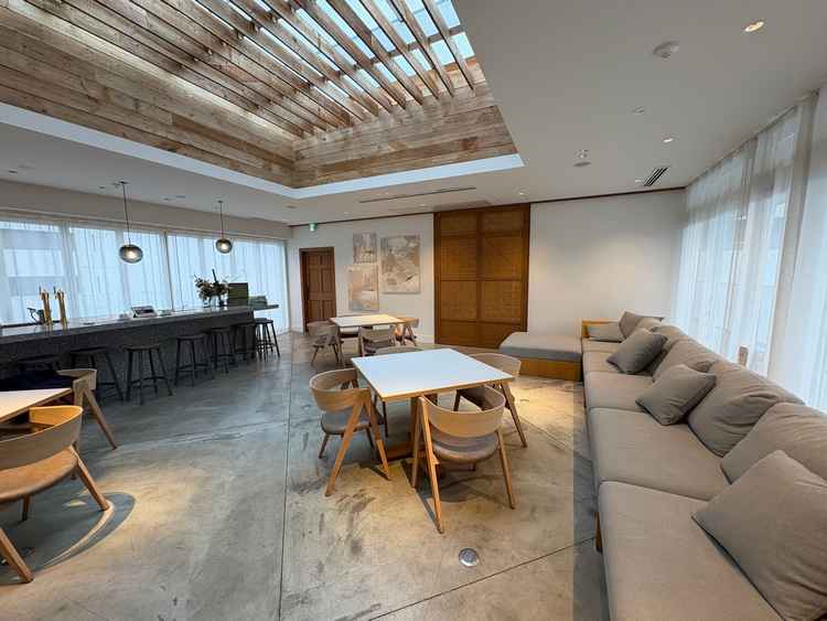 3階には宿泊や2次会で使用できるキッチンリビングの空間があり他には無い良さかなと感じました。