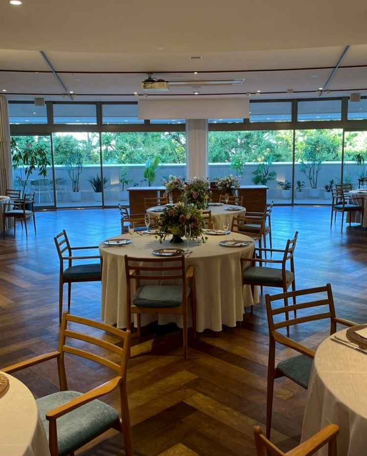 披露宴会場。自然光が入り明るく落ち着いた印象でした。