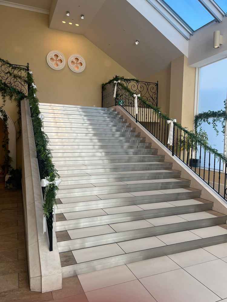 室内型のチャペルガーデンで、天気や温度が関係ないのがいいなと思いました。