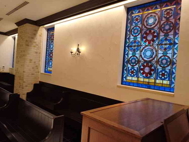 ステンドグラスが素敵でした。実際には昼間だと光が差すそうです。