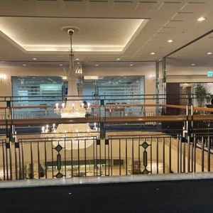 会場の入り口付近は吹き抜けです。