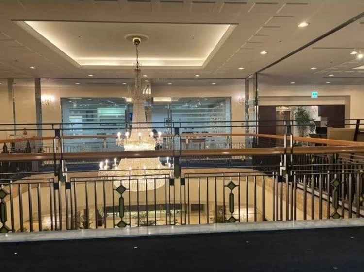 会場の入り口付近は吹き抜けです。