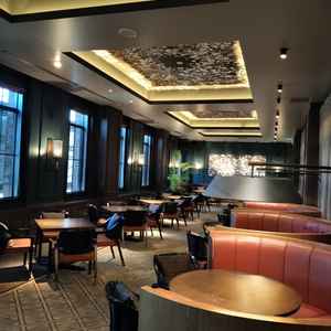 ゲストの待合室の部屋で、奥行きがありゆったり過ごせそうです。