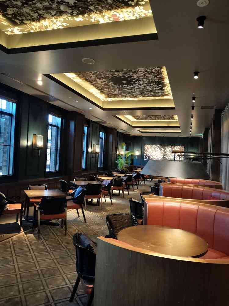 ゲストの待合室の部屋で、奥行きがありゆったり過ごせそうです。