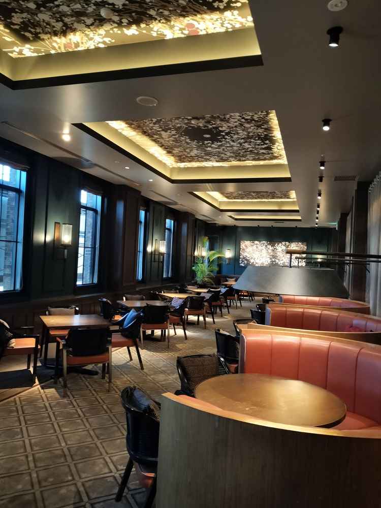 ゲストの待合室の部屋で、奥行きがありゆったり過ごせそうです。