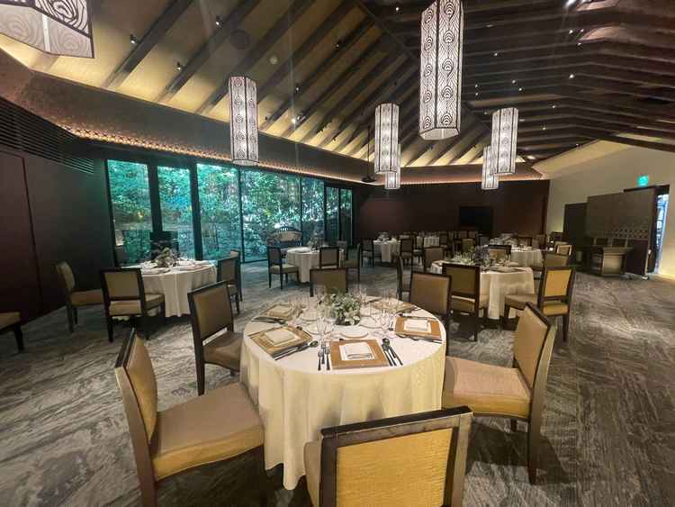 オシャレで高砂とゲスト席が近くアットホームな披露宴会場だと感じました。