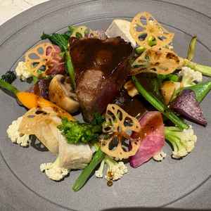 お肉に油が乗ってて柔らかかった。盛り付けも華やかでつい写真を撮りたくなる一品。