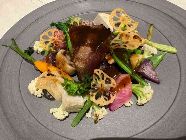 お肉に油が乗ってて柔らかかった。盛り付けも華やかでつい写真を撮りたくなる一品。