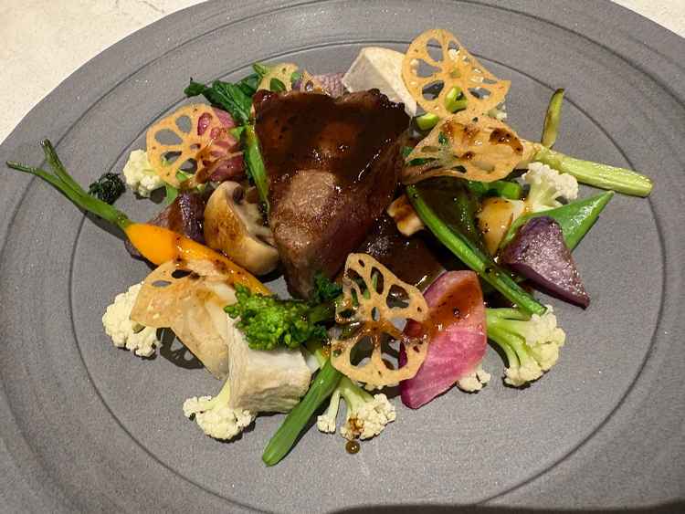 お肉に油が乗ってて柔らかかった。盛り付けも華やかでつい写真を撮りたくなる一品。