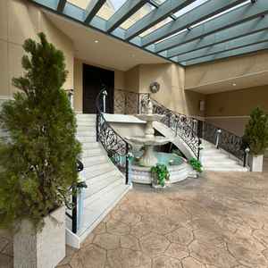 挙式後のフラワーシャワーは、屋外でありながら屋根がついており雨の日も安心です。