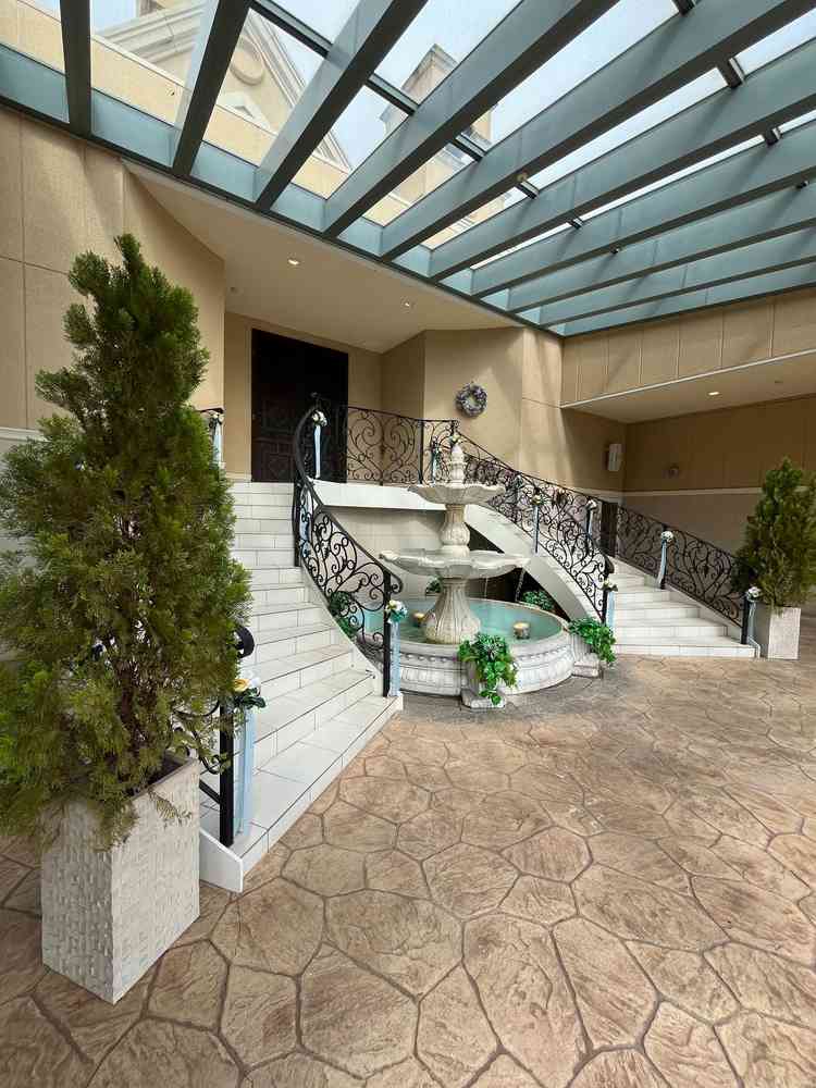 挙式後のフラワーシャワーは、屋外でありながら屋根がついており雨の日も安心です。