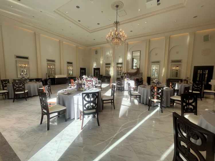 白基調で花やクラスで様々な雰囲気に変えることができる会場だと思います。