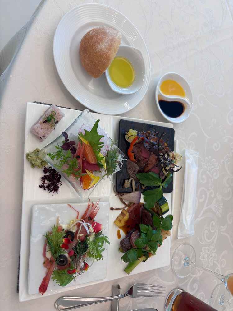 コース料理の試食。和洋味比べができてどちらも彩り良く美味しかった。