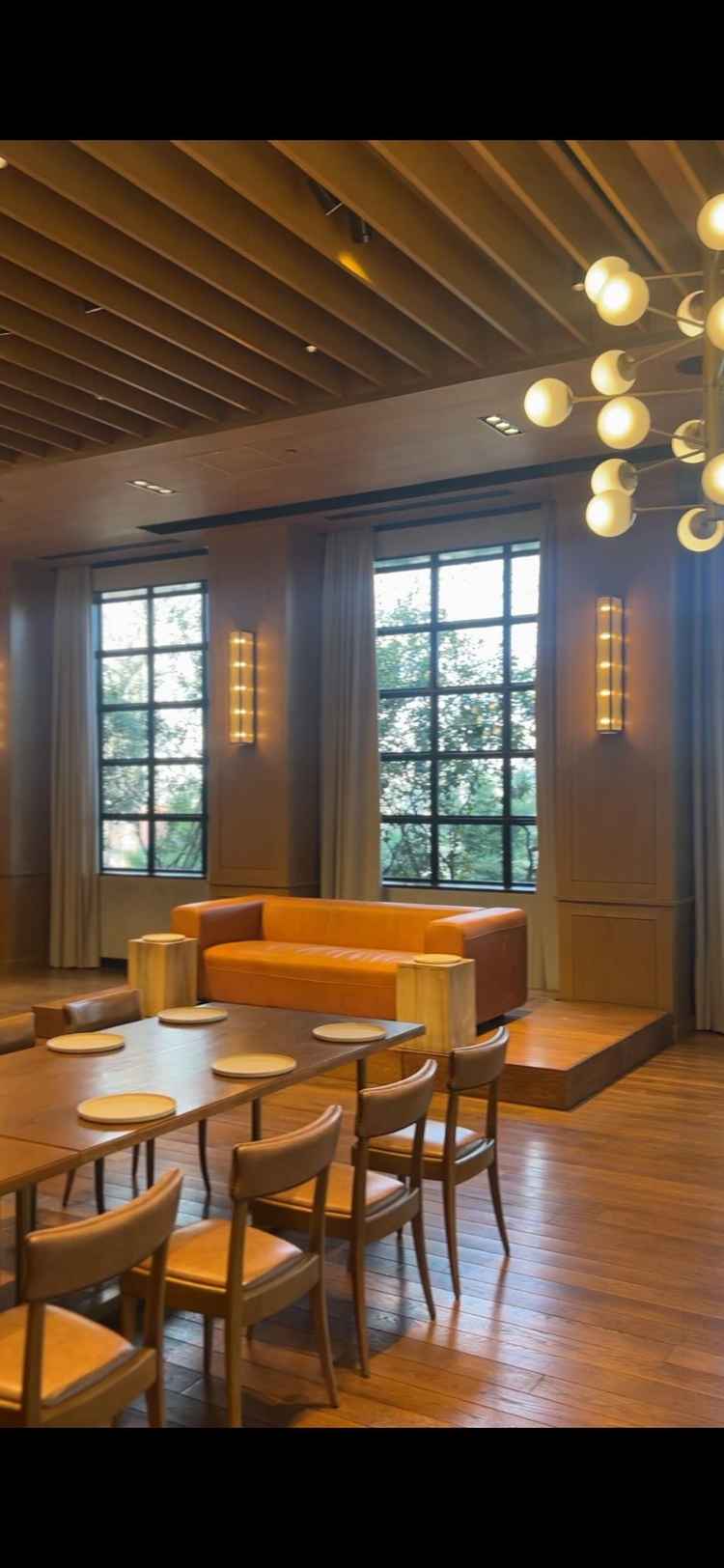 披露宴会場(MORI)の新郎新婦が座るソファー