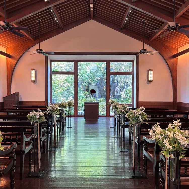 木の暖かさを感じるチャペル。窓から見えるお庭には滝があり、緑と水の流れに癒されました。