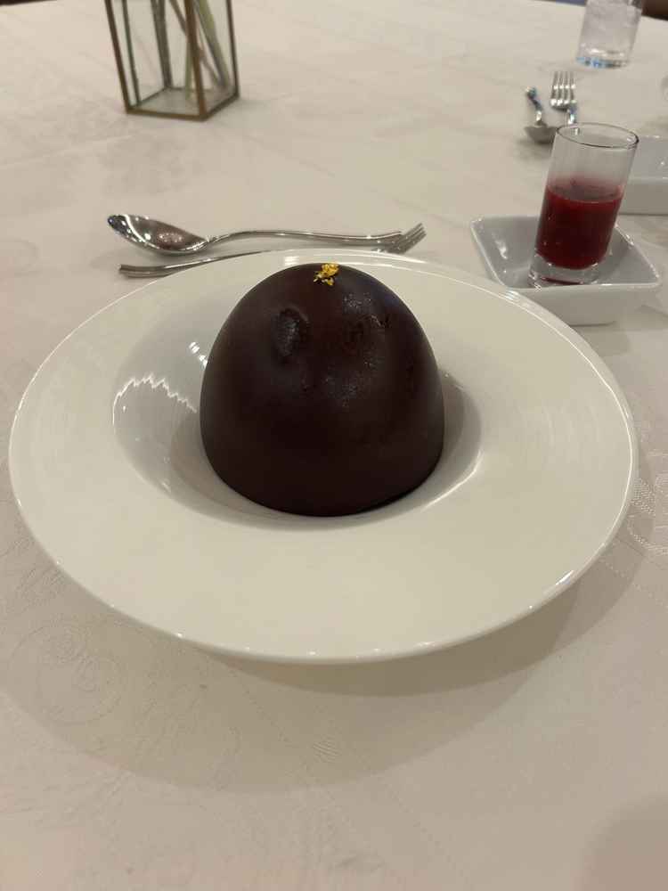 右上のベリー系のソースをかけて食べた。甘酸っぱくてテトも美味しかった。