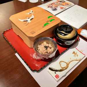 試食。オリジナルの鶴のデザインが素敵！お肉もおいしかった。