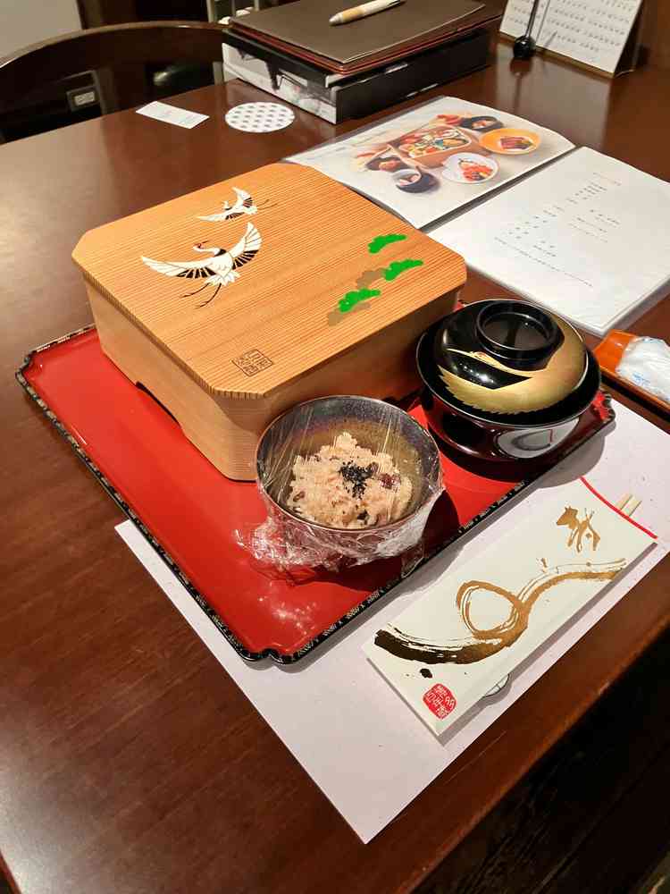 試食。オリジナルの鶴のデザインが素敵！お肉もおいしかった。