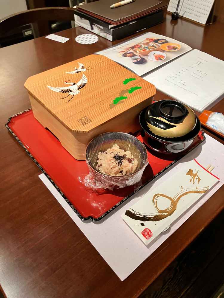 試食。オリジナルの鶴のデザインが素敵！お肉もおいしかった。