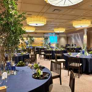 和の上質さとモダンさが調和した空間で、落ち着きと華やかさを同時に感じる披露宴会場だと感じました。