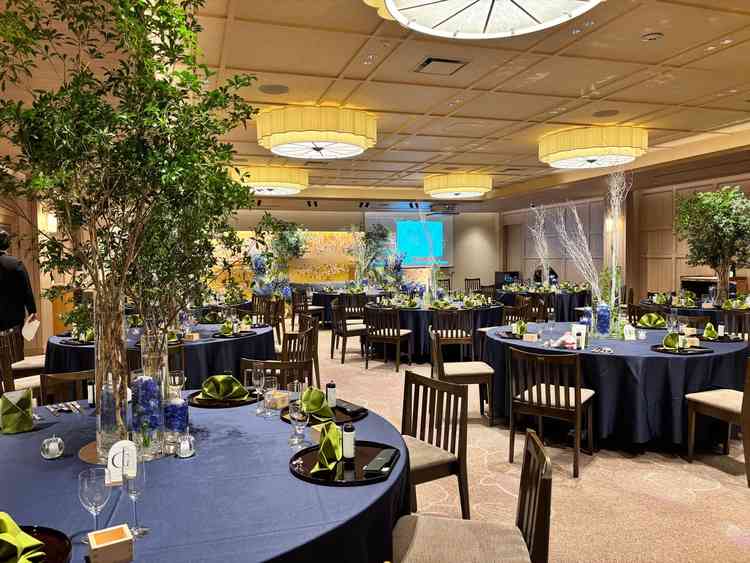 和の上質さとモダンさが調和した空間で、落ち着きと華やかさを同時に感じる披露宴会場だと感じました。