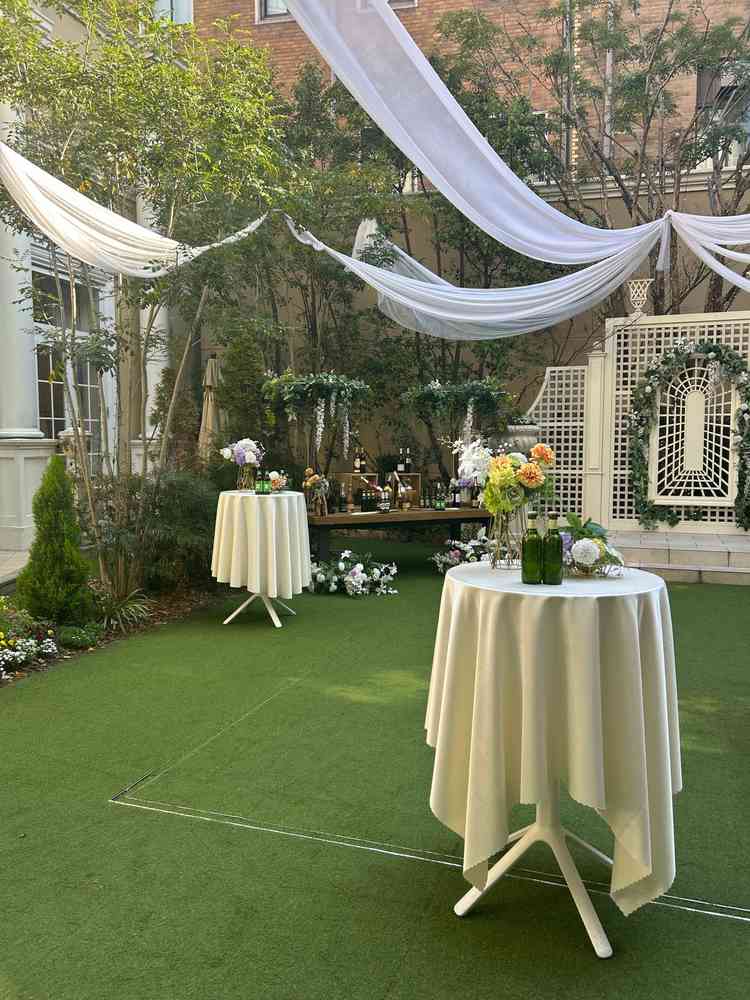 披露宴会場にはガーデンが併設されていて、空を見上げても、周りにビルも見えず世界観が保たれていた