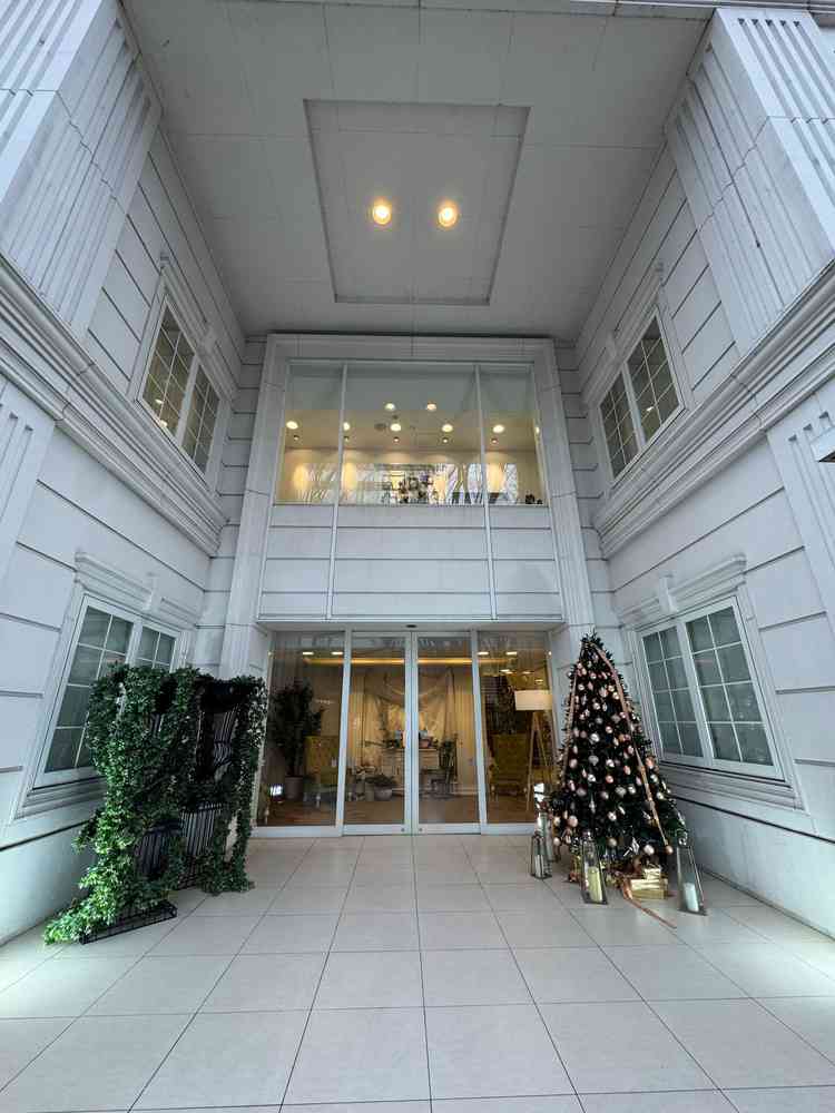 会場入口。中に入ると挙式会場、披露宴会場があります。