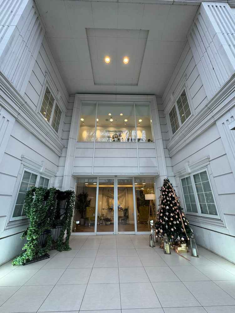 会場入口。中に入ると挙式会場、披露宴会場があります。