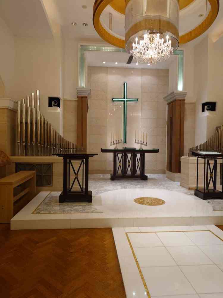 チャペル2つ目の前方です