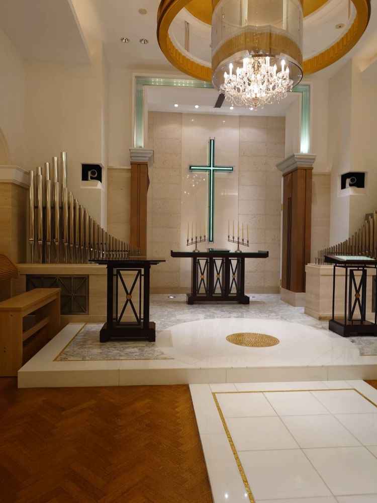 チャペル2つ目の前方です