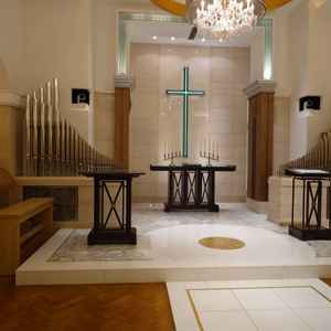 チャペル2つ目の前方です