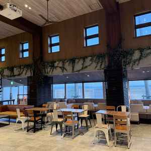 挙式前にゲストがくつろぎながら過ごせるおしゃれな待合スペースです。