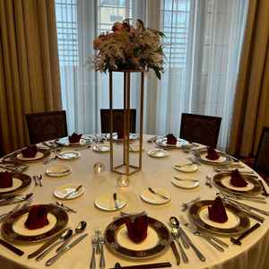 お料理のお皿や椅子の雰囲気等をしっかりマッチングさせてとてもバランスが良コーディネートが素敵でした。