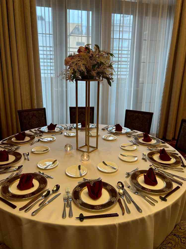 お料理のお皿や椅子の雰囲気等をしっかりマッチングさせてとてもバランスが良コーディネートが素敵でした。