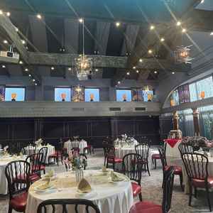 別館。天井が高く明るい雰囲気。