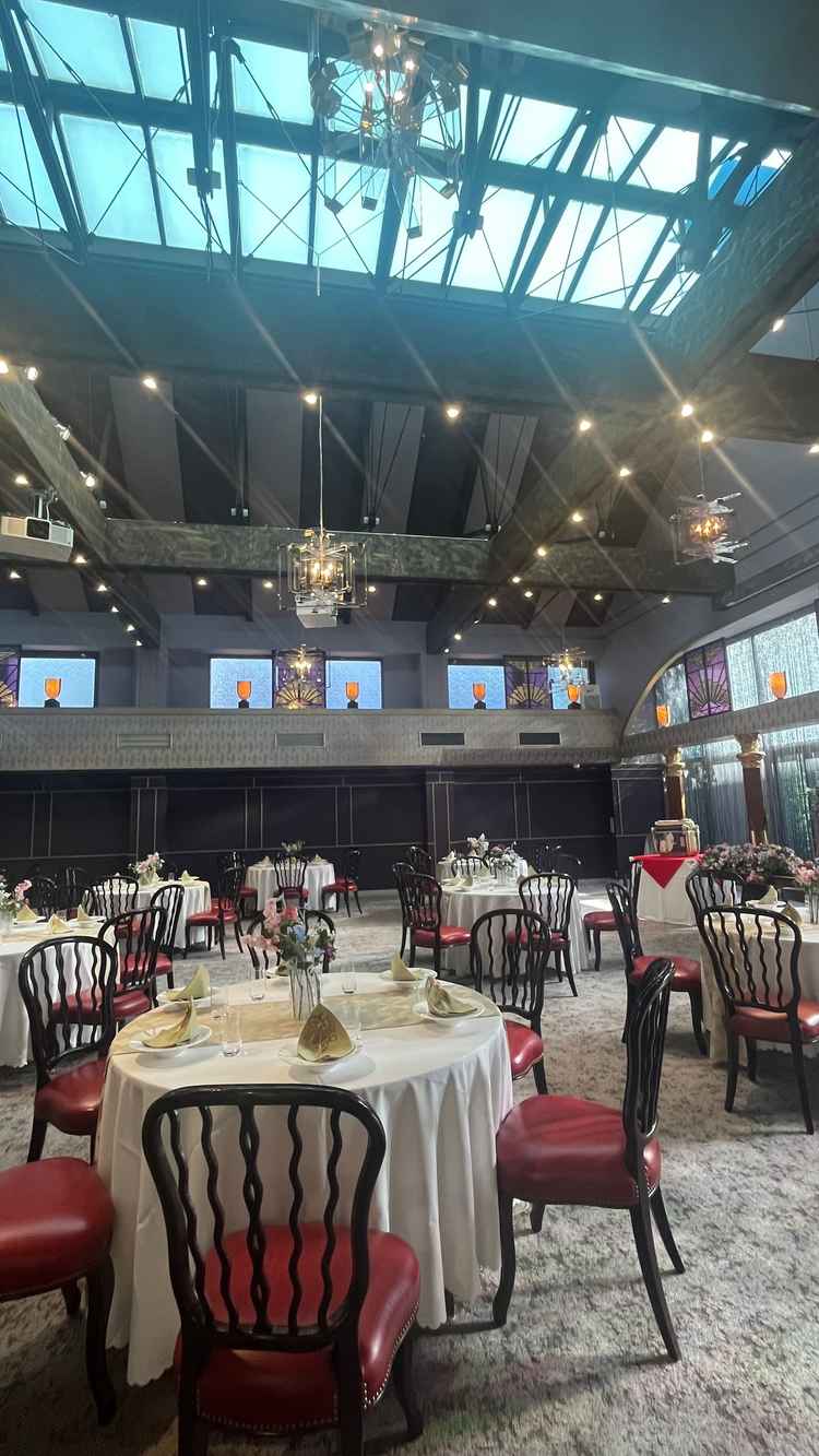 別館。天井が高く明るい雰囲気。