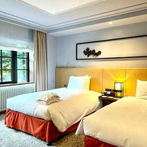 お部屋の窓から草木がみえ、とても素敵なロケーションでした。こちらでお支度ができ、写真も撮っていただけ